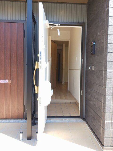 ジュネス寺本 玄関