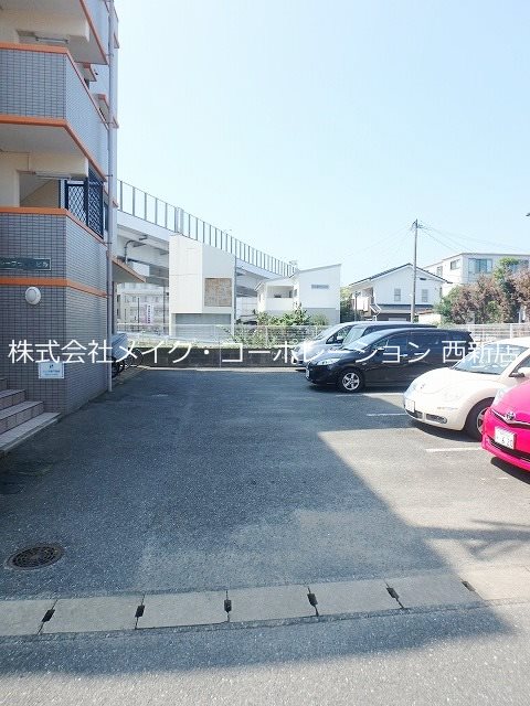 ループラインビル 駐車場