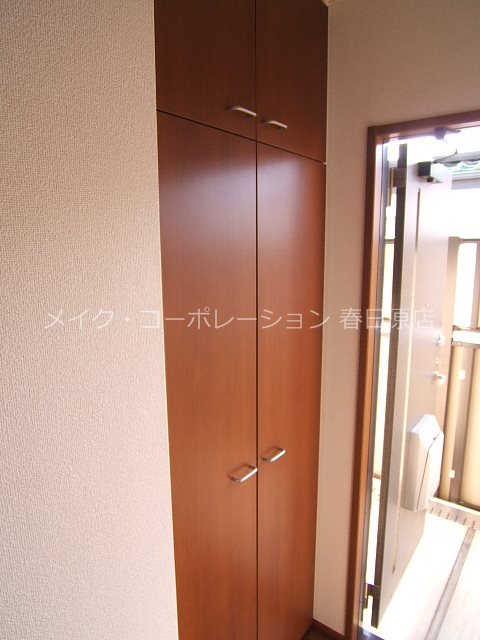 写真は同型タイプ サティ春日Ⅱ 玄関