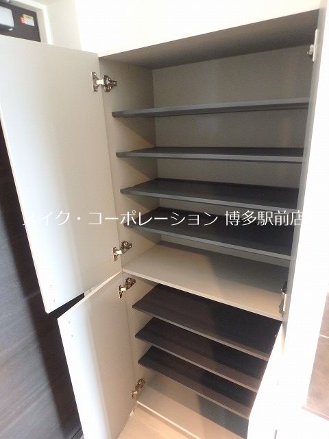 ※写真は棟内別部屋参考写真 ロールベール博多駅前 玄関