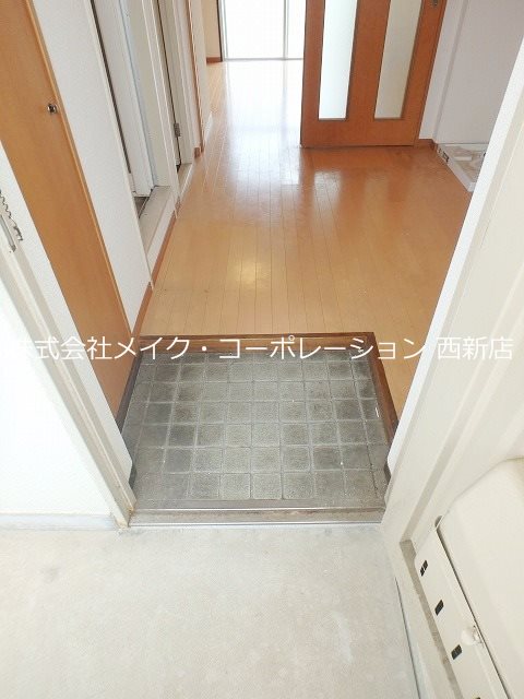 リバーコート西新 玄関
