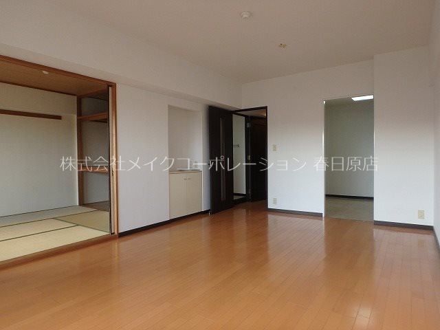 写真は同型タイプ パーク・ノヴァ春日中央 リビング