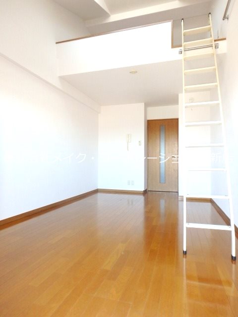 リビング アゼタビル リビング