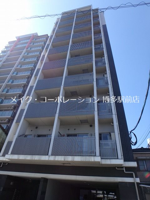 ドムール県庁前 外観