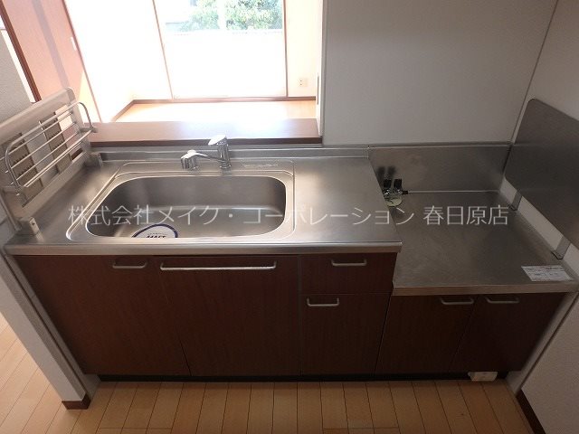 写真は同型タイプ ラフィーネ・プロムナードⅢ B棟 キッチン