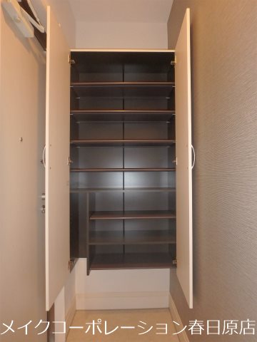 写真は同型タイプ D-room光丘 玄関