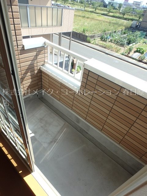 Sunlit House ベランダ