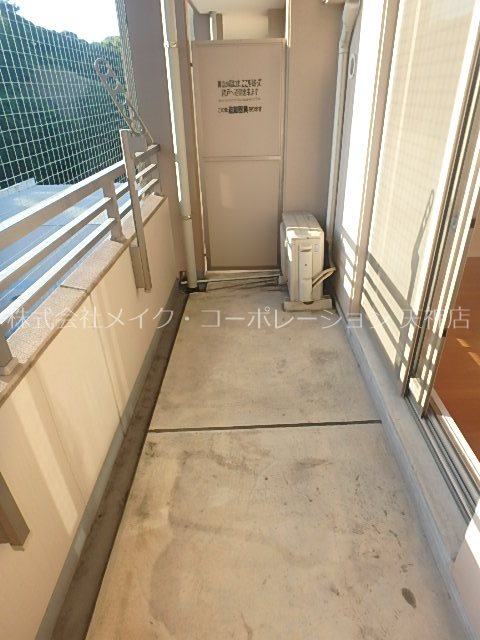 実際のお部屋はこの写真の反転タイプとなります。 サヴォイグランデス ベランダ