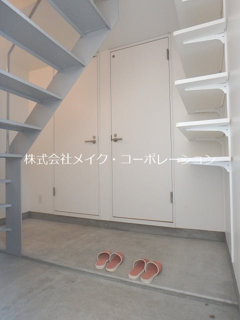 North side terrace 玄関