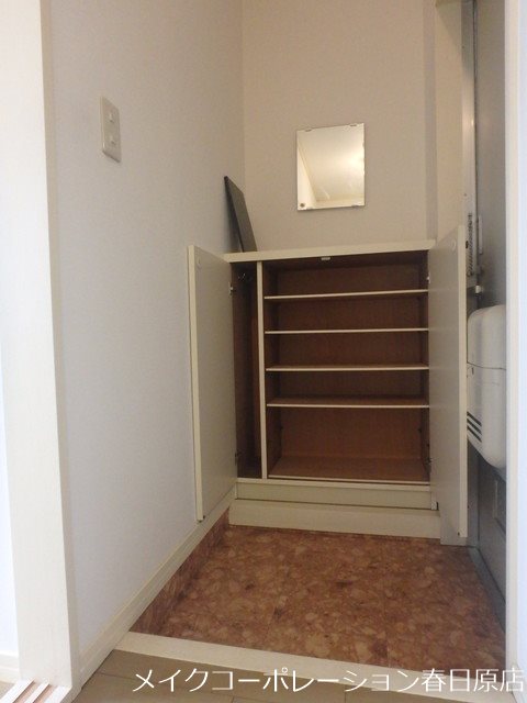 写真は同型タイプ クリスタルアベニュー 玄関