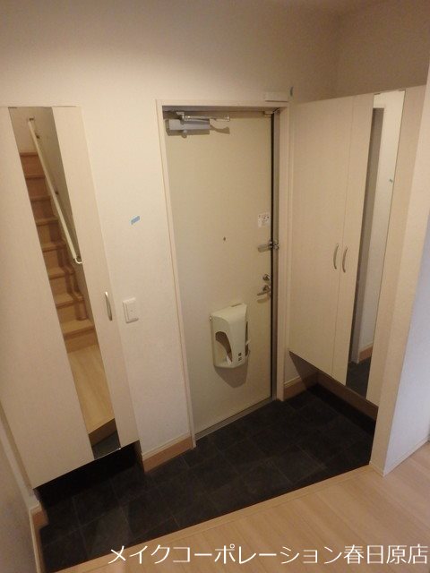 写真は同型タイプ D-room西長住 玄関