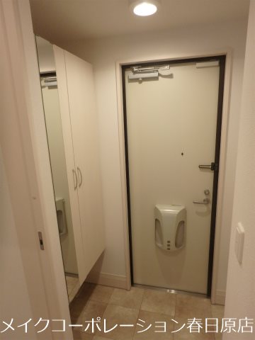 写真は同型タイプ プレジール下大利弐番館 玄関