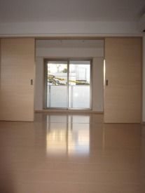 同物件、別部屋の写真です。 WE冷泉公園 リビング