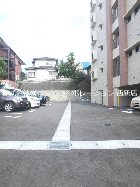 キルンズ西新~ネット無料~ 駐車場