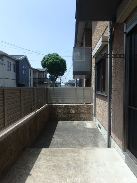 写真は同型タイプ メゾン・クレールB棟 ベランダ