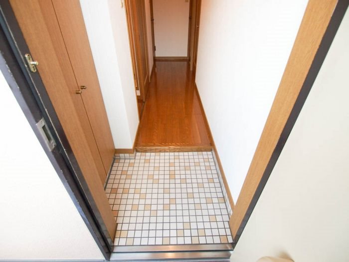 写真は同型タイプ サンコーポ曰佐 玄関