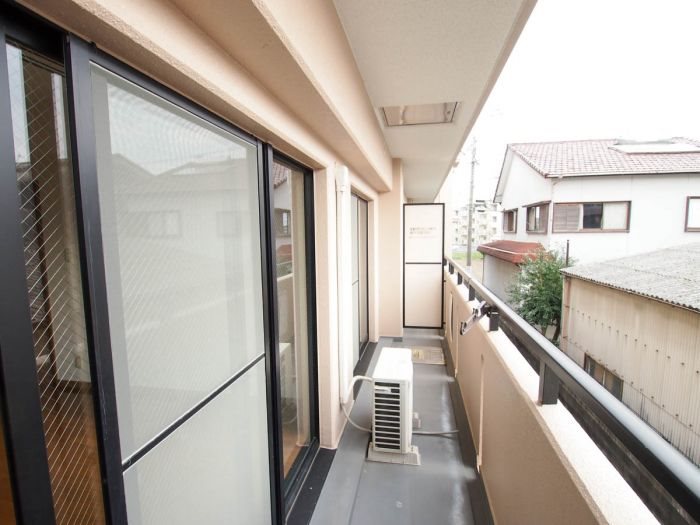 写真は同型タイプ サンコーポ曰佐 ベランダ