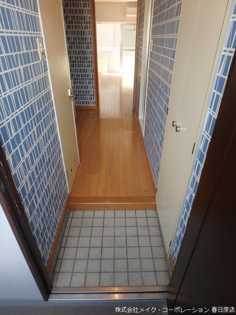 写真は同型タイプ ロイヤルハイツ春日 玄関