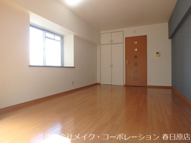 写真は同型タイプ ロイヤルハイツ春日 リビング