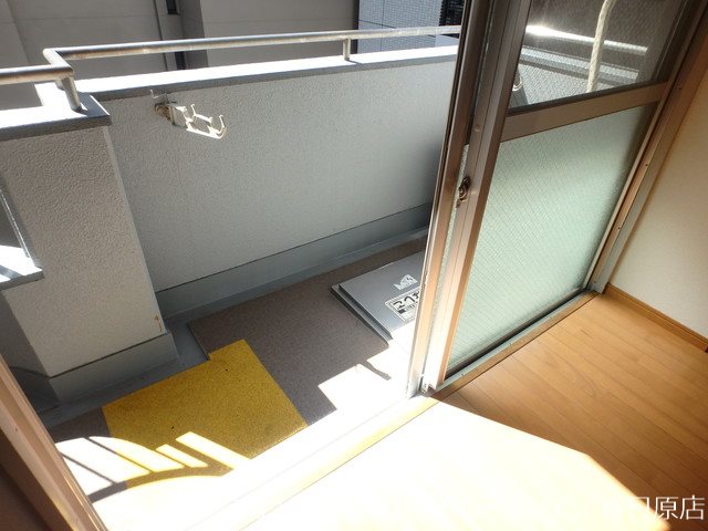 写真は同型タイプ ロイヤルハイツ春日 ベランダ