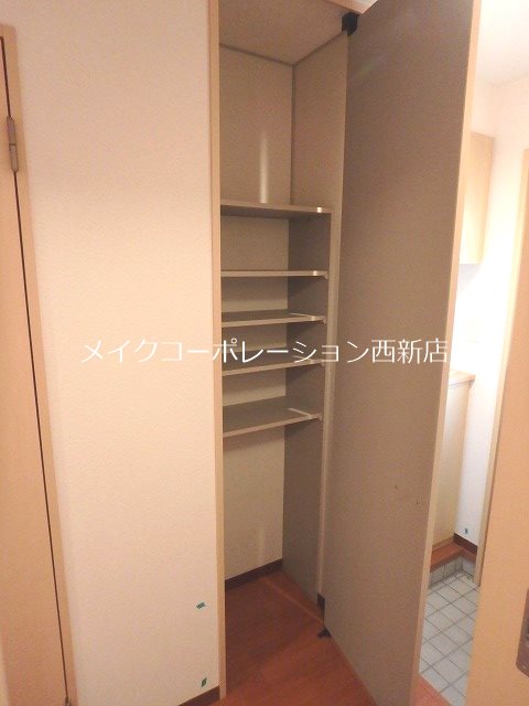 玄関 マーチン・ブランシェB棟~駐車場無料~ その他8