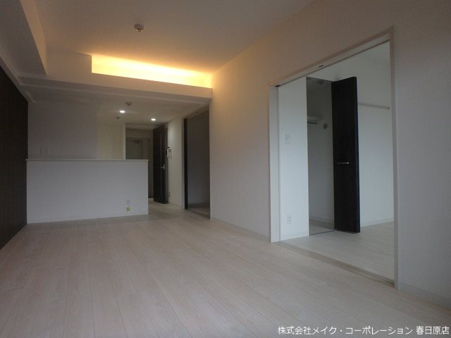 写真は同型タイプ エルグランド春日 リビング