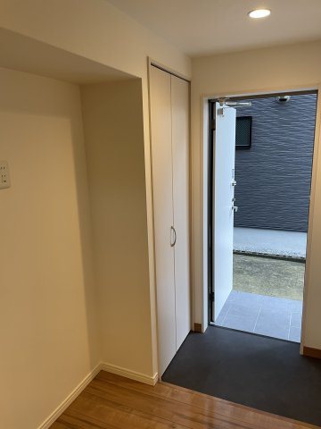 写真は同型タイプ Flats博多南 玄関