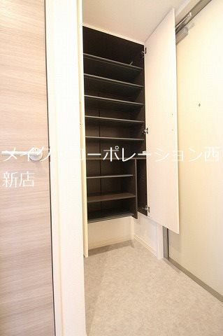 コンフォール西新 玄関