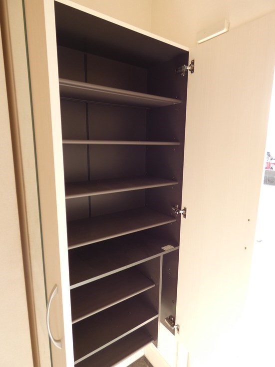 写真は同型タイプ クリスコーラ 玄関