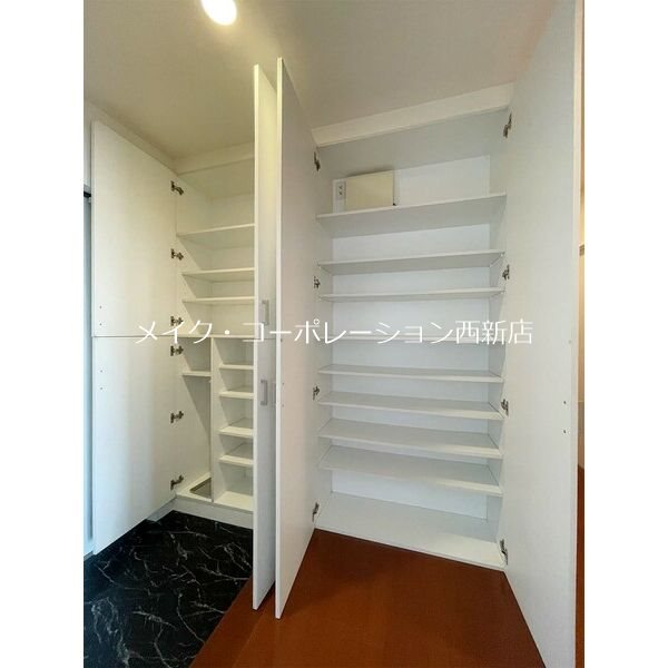 玄関 ラクレイス西新 玄関