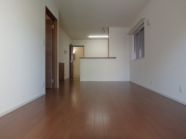春日原南町4丁目戸建 リビング
