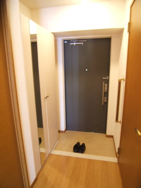 写真は同型タイプ サンライトキャッスル 玄関