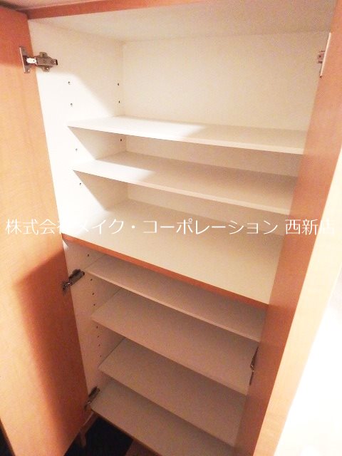 フォンティーヌ荒江 玄関