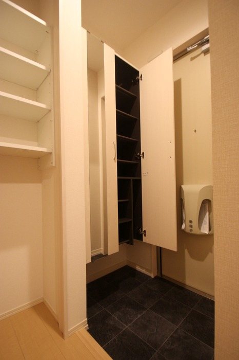 D-room西新 玄関