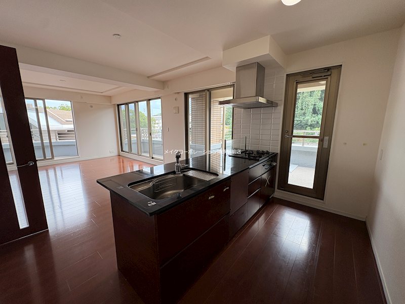 シックなデザインのカウンターキッチン KDXレジデンス平尾浄水町 キッチン