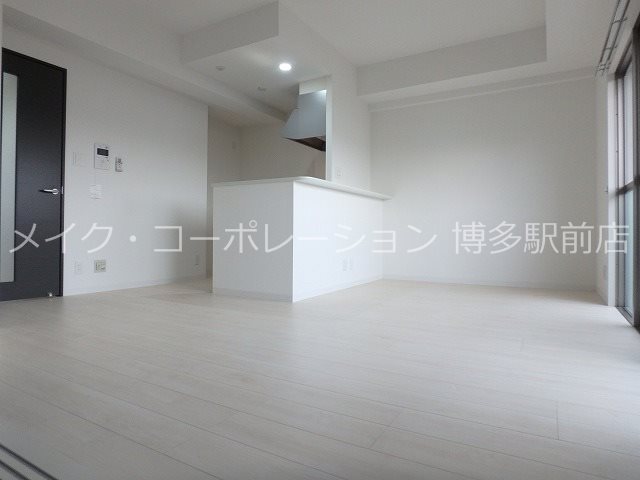 ホワイトアゲート博多  リビング