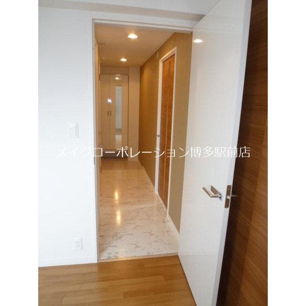 ドムール県庁前 玄関