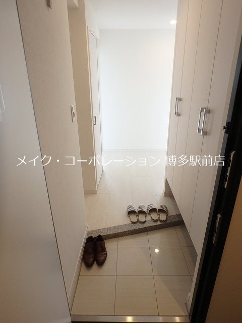 ※写真は棟内別部屋参考写真 アルファシオレヴァーク 玄関