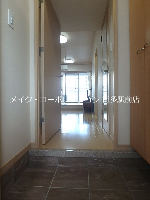 同物件、別部屋の写真です。家電等はございません。 エステート・モア・天神 玄関