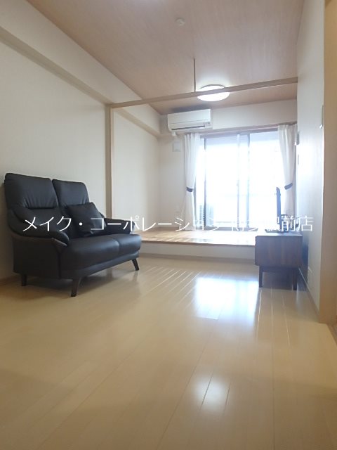 同物件、別部屋の写真です。家電等はございません。 エステート・モア・天神 リビング