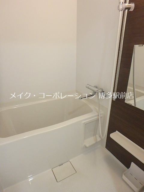 同物件、別部屋の写真です。 エステート・モア・天神 風呂画像