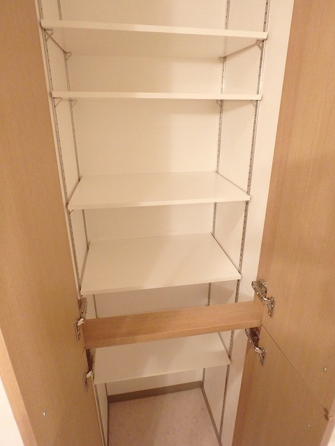 同物件、別間取りの写真です。 カマラード吉塚 玄関