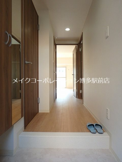 同施工・別物件のイメージ写真となります。 プルニエール博多 玄関