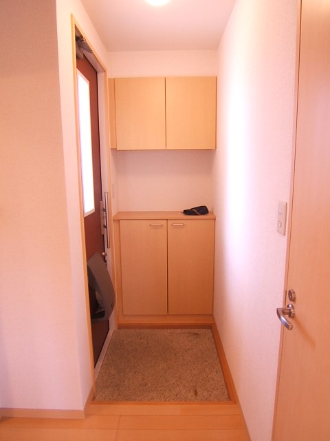 写真は同型タイプ セレッソ若葉台B棟 玄関