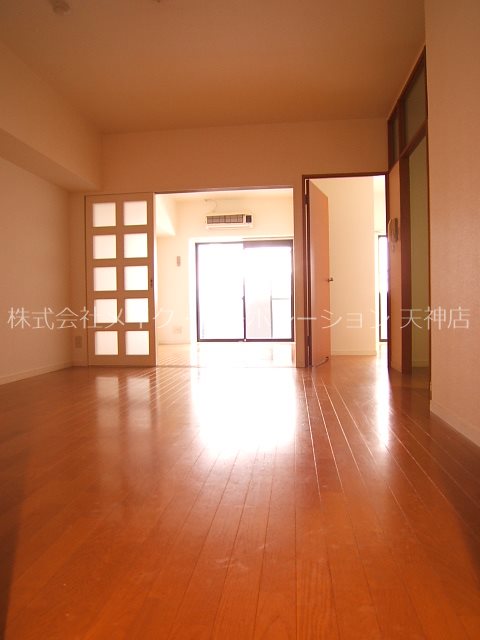 ティ・ファインズ平尾  リビング