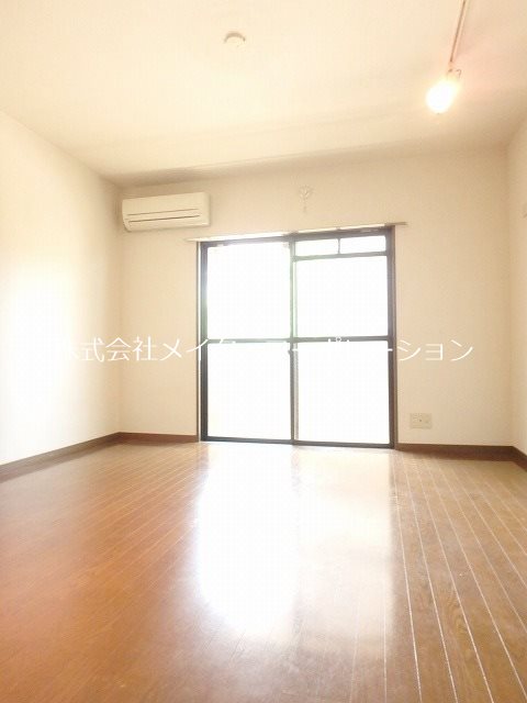 ウェルス西新南 リビング