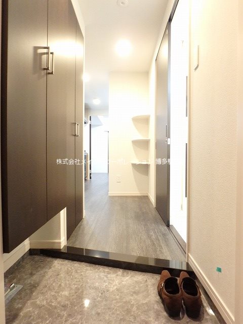 Renoas HAKATA  玄関