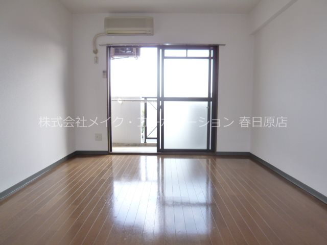 写真は同型タイプ エトランゼ五番館 リビング