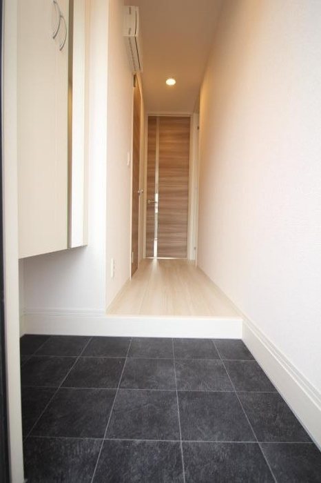 クリスコーラB棟 玄関