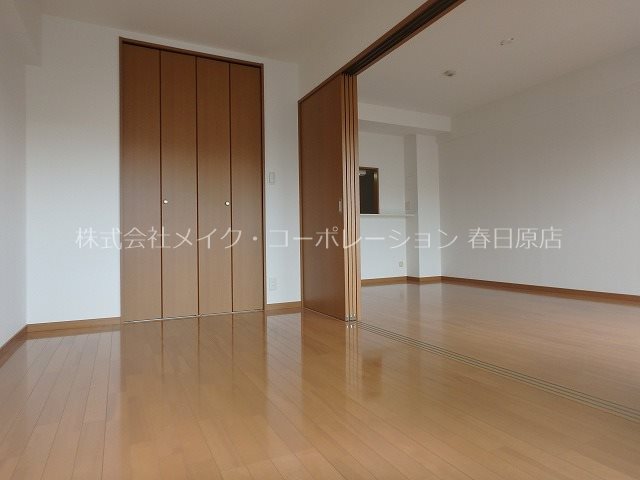 写真は同型タイプ サンヒルズ麦野 ベッドルーム